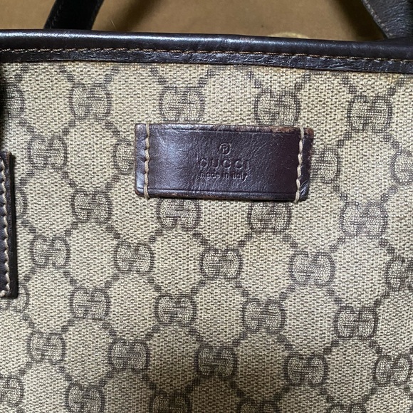 GUCCI
GG Supreme Monogram Medium Zippered Shopping Tote Dark Brown bag - Picture 10 of 15